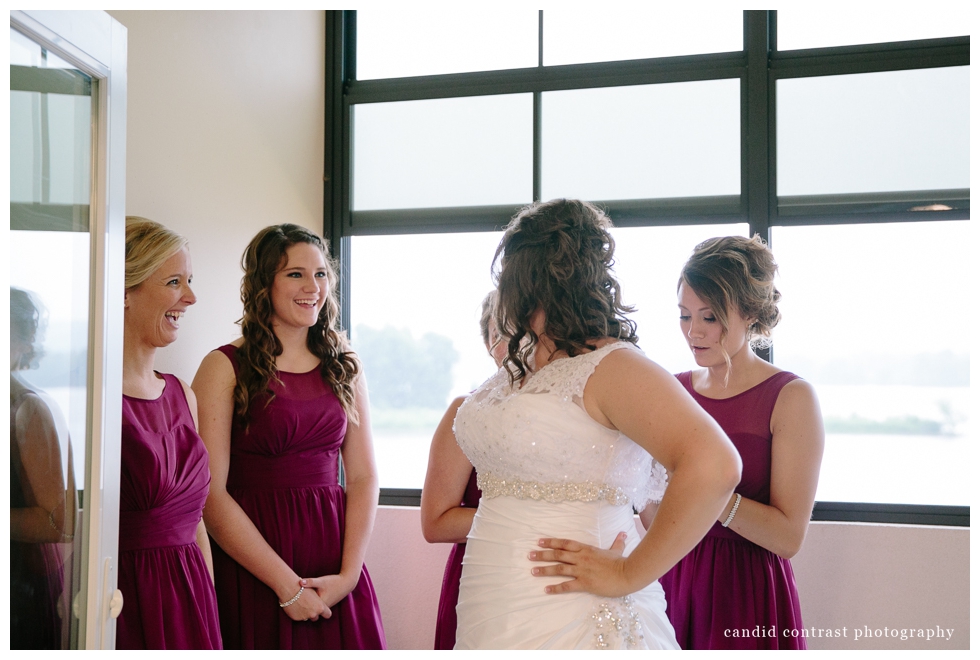 bride getting ready, bellevue ia wedding photographer, candid contrast photography