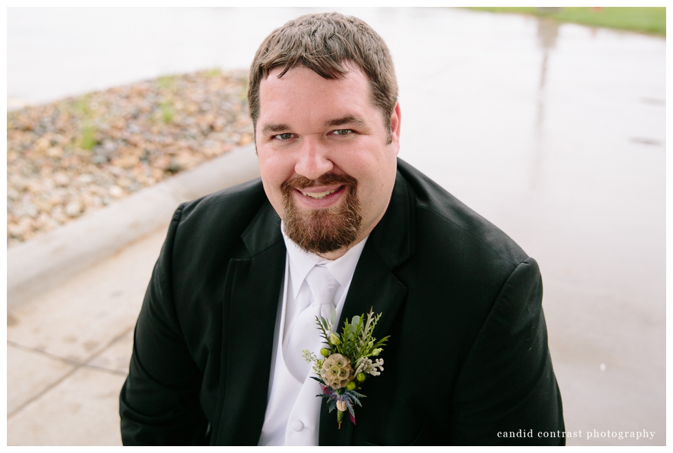 groom, bellevue ia wedding photographer, candid contrast photography