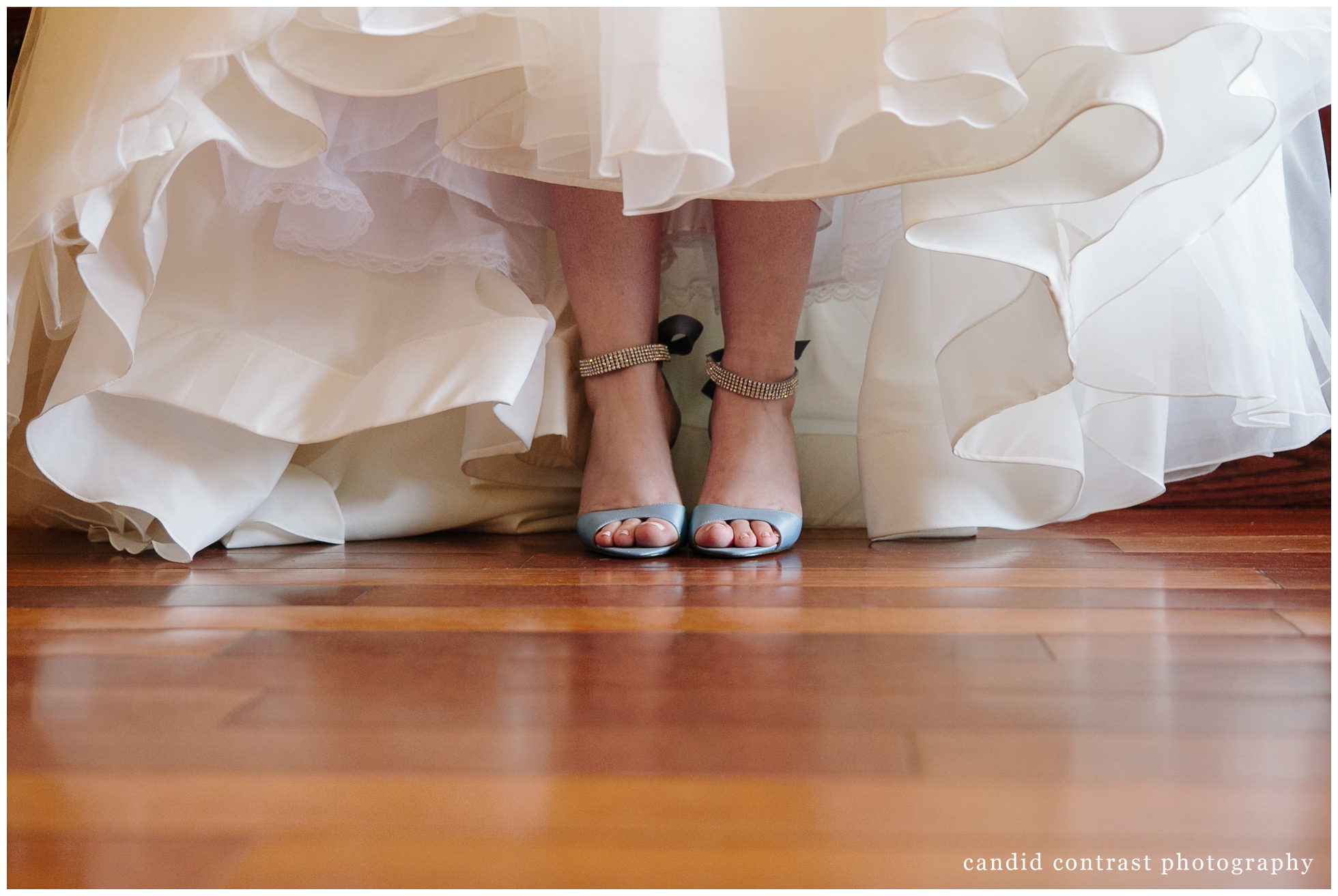 bride getting ready in indulgence salon and spa at dubuque, ia wedding, candid contrast photography