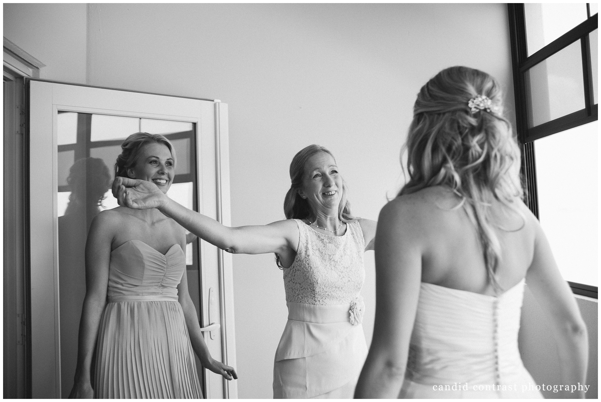 getting ready for Bellevue Iowa wedding at The Shore Event Centre, candid wedding moment with bride and mom, iowa wedding photographer candid contrast photography