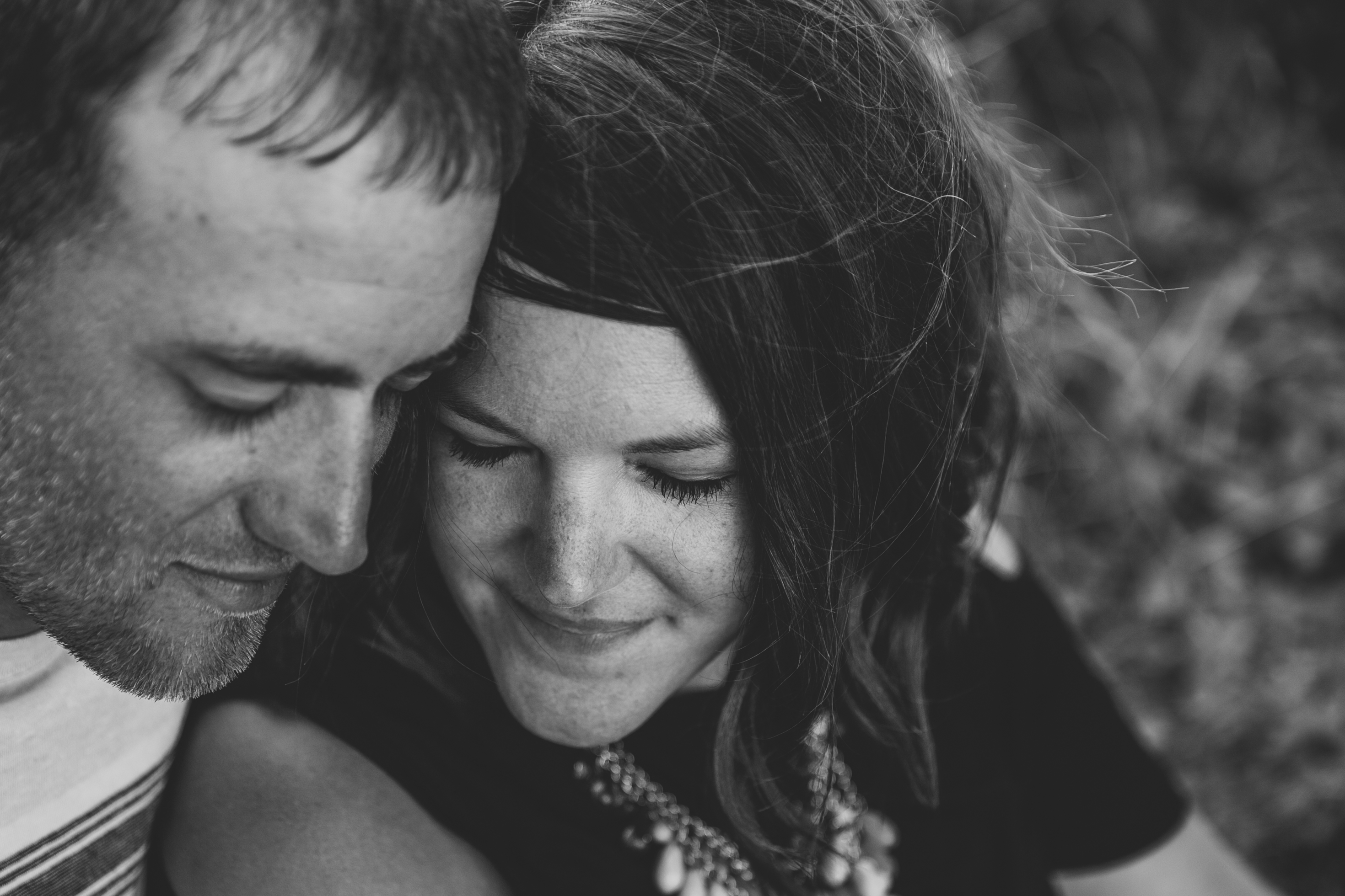 outdoor dubuque engagement session by catherine furlin photography, couple snuggling